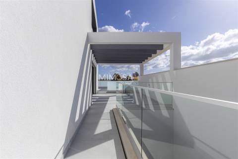 Moradia T4 com Piscina Aquecida e Vista Mar – Mexilhoeira Grande
