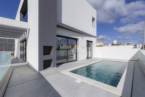 Moradia T4 com Piscina Aquecida e Vista Mar – Mexilhoeira Grande