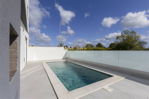 Moradia T4 com Piscina Aquecida e Vista Mar – Mexilhoeira Grande