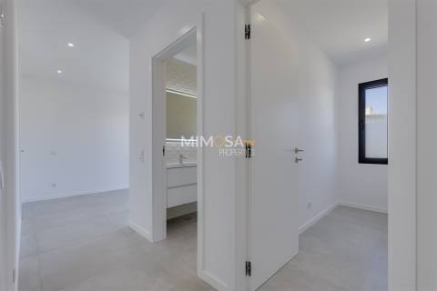 Moradia T4 com Piscina Aquecida e Vista Mar – Mexilhoeira Grande