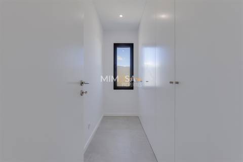 Moradia T4 com Piscina Aquecida e Vista Mar – Mexilhoeira Grande