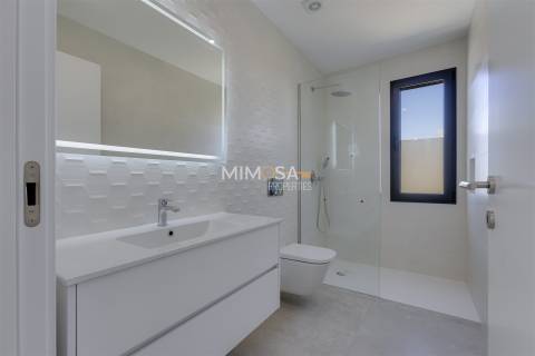 Moradia T4 com Piscina Aquecida e Vista Mar – Mexilhoeira Grande