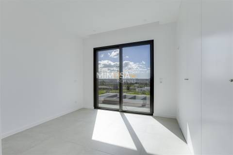 Moradia T4 com Piscina Aquecida e Vista Mar – Mexilhoeira Grande