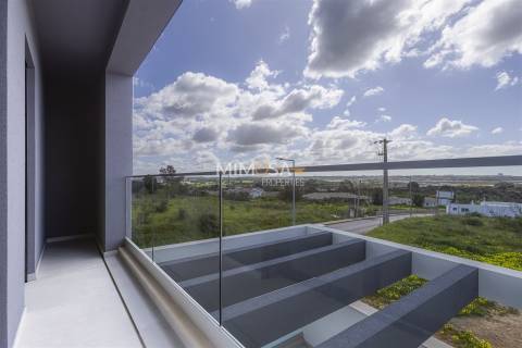 Moradia T4 com Piscina Aquecida e Vista Mar – Mexilhoeira Grande