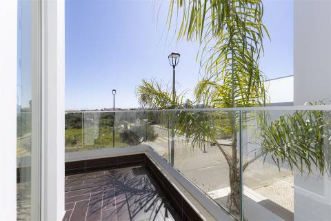 Luxuosa Moradia Germinada T3+1 com Vista Mar em Sagres