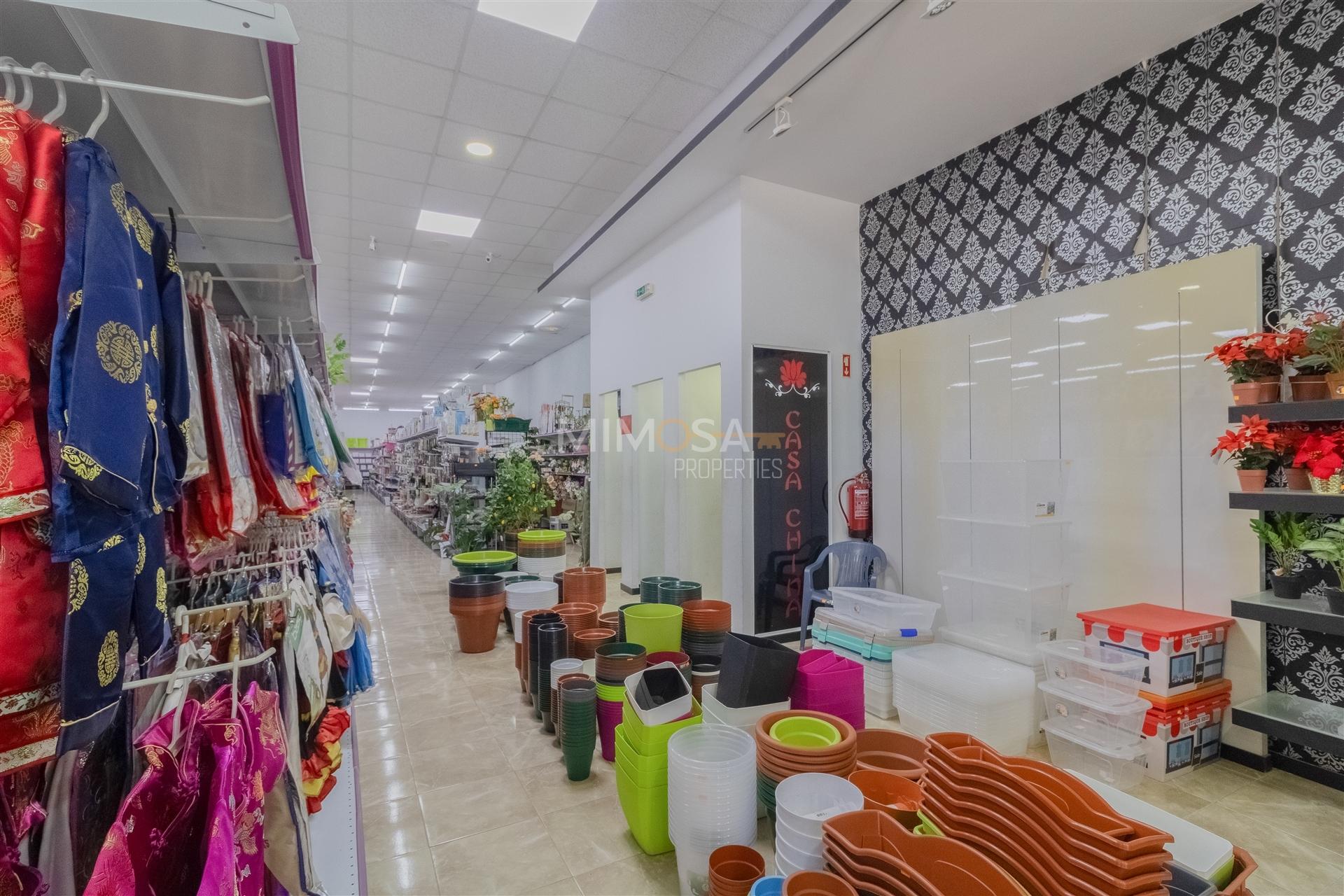 Excelente Armazém de 1100 m² Próximo de Lagos