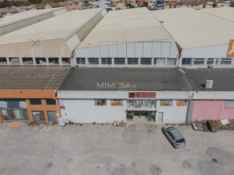 Excelente Armazém de 1100 m² Próximo de Lagos