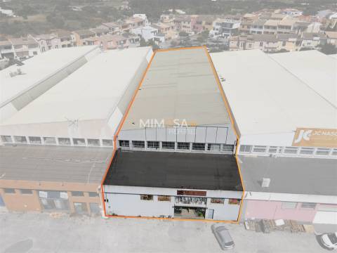 Excelente Armazém de 1100 m² Próximo de Lagos