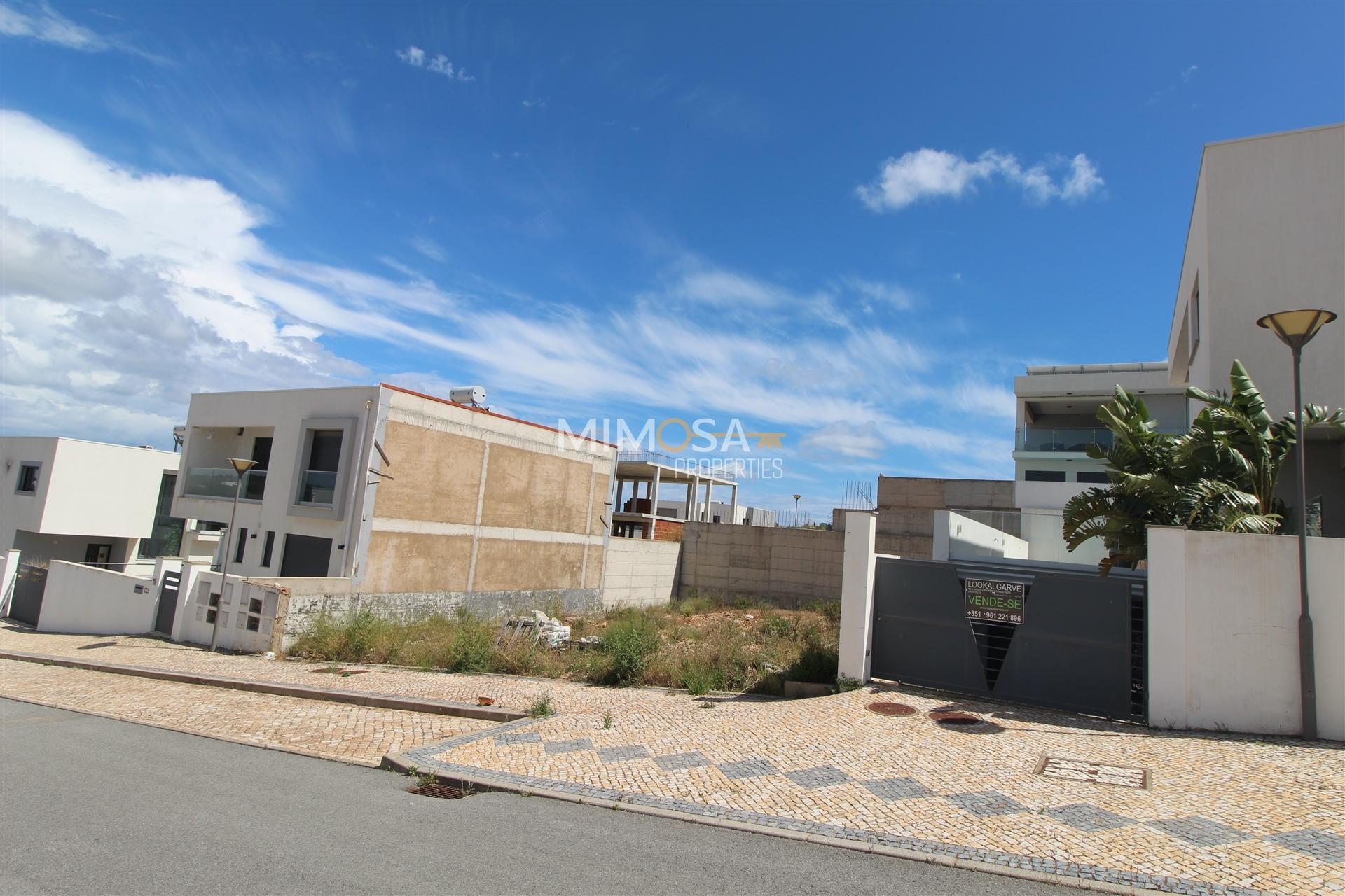 Terreno de 305 m² para Moradia Geminada – Portelas, Lagos