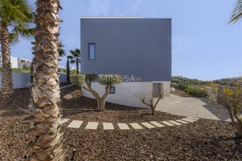 Moradia de Luxo em Lagos – Design Contemporâneo e Vistas de Mar