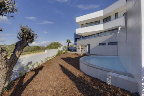 Moradia de Luxo em Lagos – Design Contemporâneo e Vistas de Mar