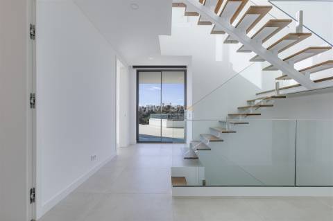 Moradia de Luxo em Lagos – Design Contemporâneo e Vistas de Mar