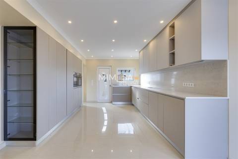 Elegante Moradia T4 em Cerro das Mos – Lagos
