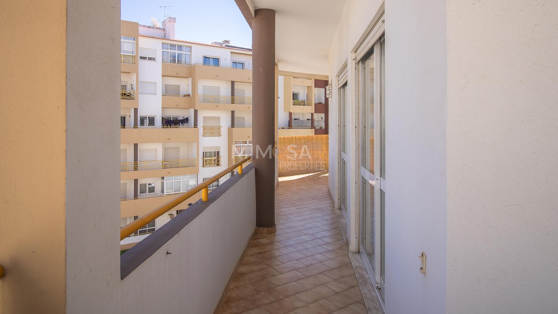 Apartamento T2 com varanda panorâmica e garagem em Lagos