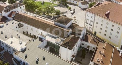 Espaço comercial no Centro Histórico de Évora, junto ao Teatro Garcia de Resende.
