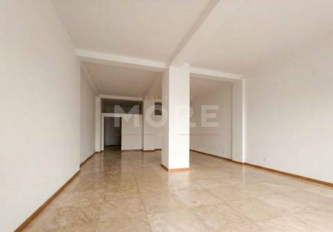 Espaço comercial no Centro Histórico de Évora, junto ao Teatro Garcia de Resende.