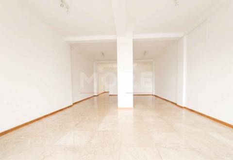 Espaço comercial no Centro Histórico de Évora, junto ao Teatro Garcia de Resende.