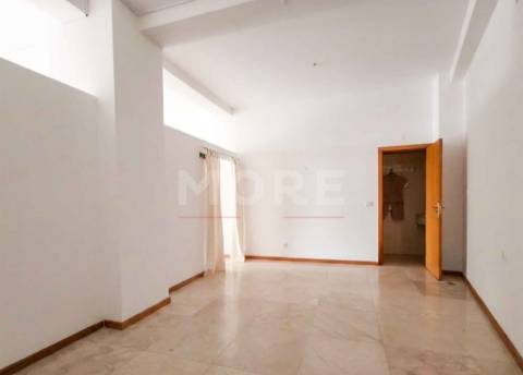 Espaço comercial no Centro Histórico de Évora, junto ao Teatro Garcia de Resende.