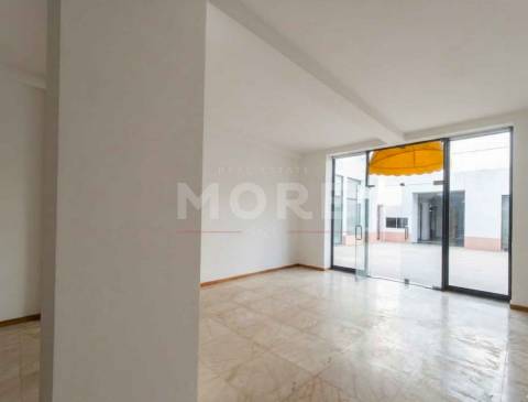 Espaço comercial no Centro Histórico de Évora, junto ao Teatro Garcia de Resende.