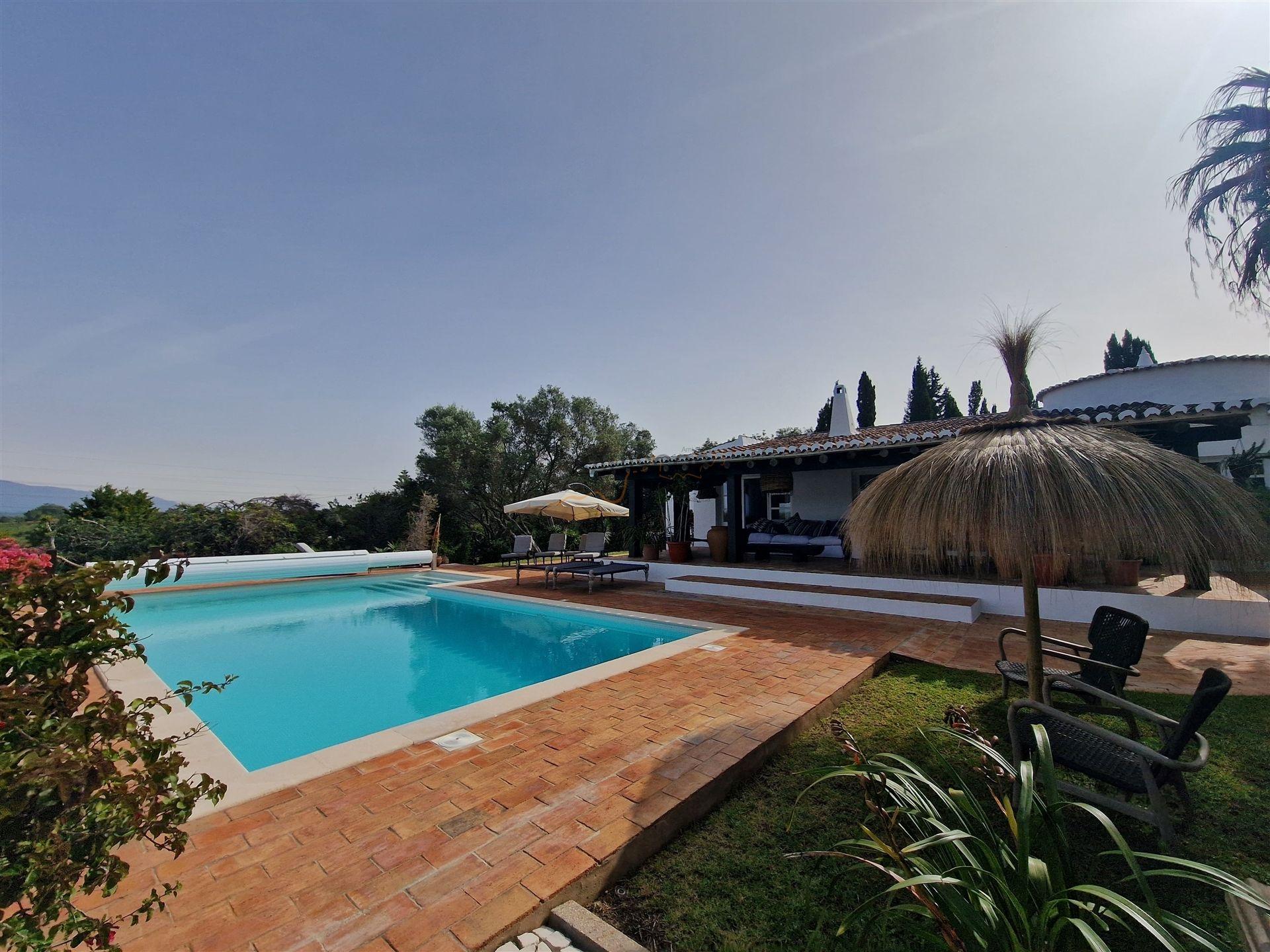 Moradia T4 - Terreno de 2.500 m2 - Piscina - Vista Campo - Serra e Mar - Portimão - Algarve