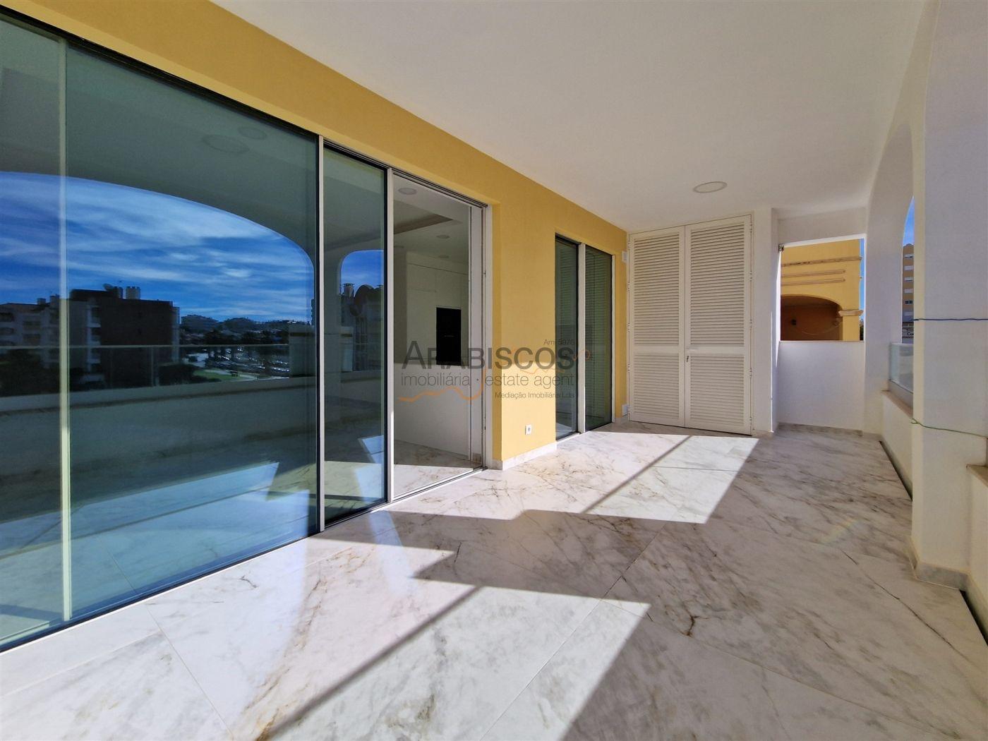 Apartamento T4 - Varandas com 46 m2 - Piscina - Ar Condicionado - Piso Radiante - Lagos - Algarve