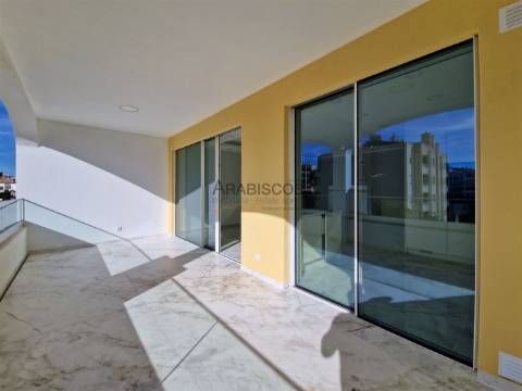 Apartamento T4 - Varandas com 46 m2 - Piscina - Ar Condicionado - Piso Radiante - Lagos - Algarve