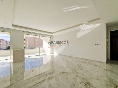 Apartamento T4 - Varandas com 46 m2 - Piscina - Ar Condicionado - Piso Radiante - Lagos - Algarve