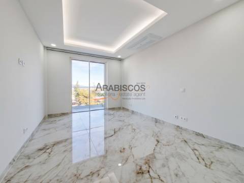Apartamento T4 - Varandas com 46 m2 - Piscina - Ar Condicionado - Piso Radiante - Lagos - Algarve