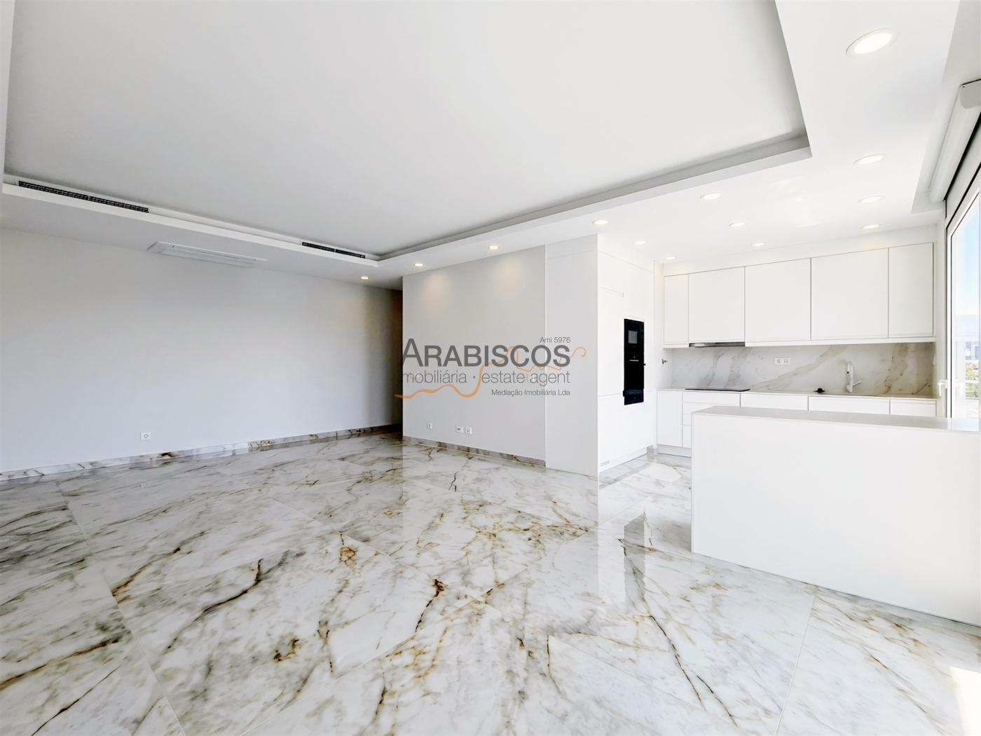 Apartamento T4 - Varandas com 46 m2 - Piscina - Ar Condicionado - Piso Radiante - Lagos - Algarve