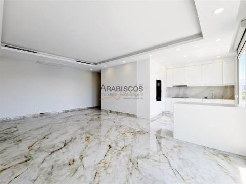 Apartamento T4 - Varandas com 46 m2 - Piscina - Ar Condicionado - Piso Radiante - Lagos - Algarve