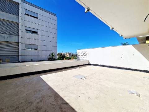 Apartamento T2 - Terraço com 38 m2 - Barbecue - 1 Lugar Garagem - Vale Lagar - Portimão
