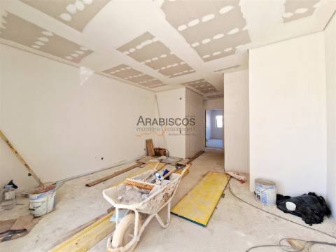 Apartamento T2 - Terraço com 38 m2 - Barbecue - 1 Lugar Garagem - Vale Lagar - Portimão