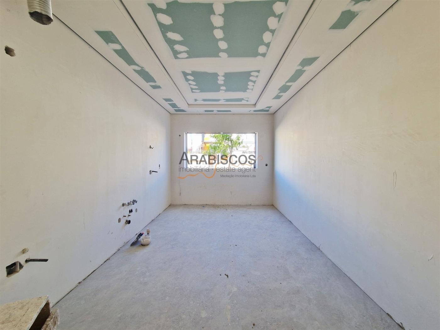 Apartamento T2 - Terraço com 38 m2 - Barbecue - 1 Lugar Garagem - Vale Lagar - Portimão