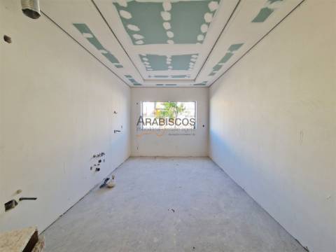 Apartamento T2 - Terraço com 38 m2 - Barbecue - 1 Lugar Garagem - Vale Lagar - Portimão