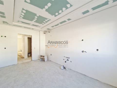 Apartamento T2 - Terraço com 38 m2 - Barbecue - 1 Lugar Garagem - Vale Lagar - Portimão