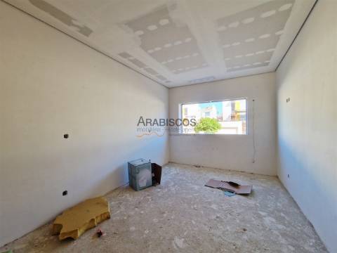 Apartamento T2 - Terraço com 38 m2 - Barbecue - 1 Lugar Garagem - Vale Lagar - Portimão