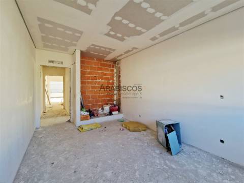Apartamento T2 - Terraço com 38 m2 - Barbecue - 1 Lugar Garagem - Vale Lagar - Portimão
