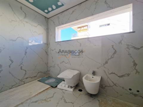 Apartamento T2 - Terraço com 38 m2 - Barbecue - 1 Lugar Garagem - Vale Lagar - Portimão
