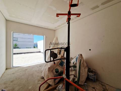 Apartamento T2 - Terraço com 38 m2 - Barbecue - 1 Lugar Garagem - Vale Lagar - Portimão