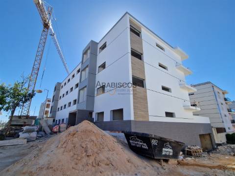 Apartamento T2 - Terraço com 38 m2 - Barbecue - 1 Lugar Garagem - Vale Lagar - Portimão