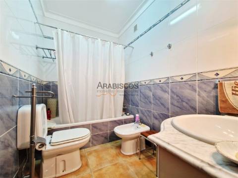 Apartamento T3- Sala com Lareira - Suíte - Arrecadação - Parqueamento - Praia do Vau - Algarve