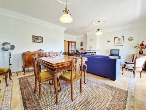 Apartamento T3- Sala com Lareira - Suíte - Arrecadação - Parqueamento - Praia do Vau - Algarve
