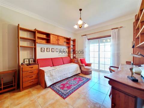 Apartamento T3- Sala com Lareira - Suíte - Arrecadação - Parqueamento - Praia do Vau - Algarve