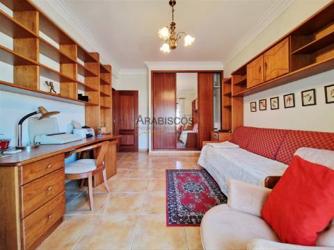 Apartamento T3- Sala com Lareira - Suíte - Arrecadação - Parqueamento - Praia do Vau - Algarve