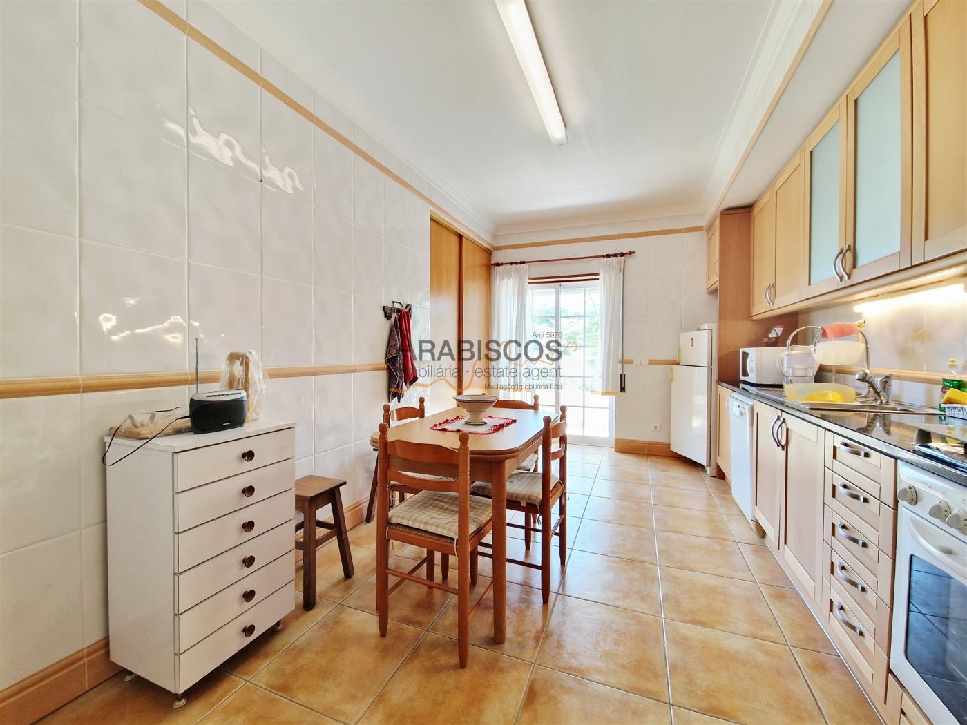 Apartamento T3- Sala com Lareira - Suíte - Arrecadação - Parqueamento - Praia do Vau - Algarve