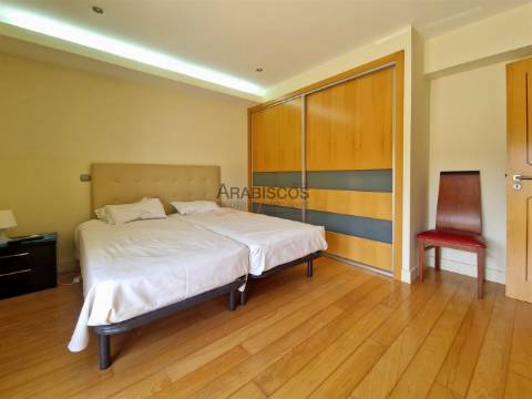 Moradia T6 - Potencial Até 6 Apartamentos - Garagem - Terraços - Bemposta - Portimão - Algarve