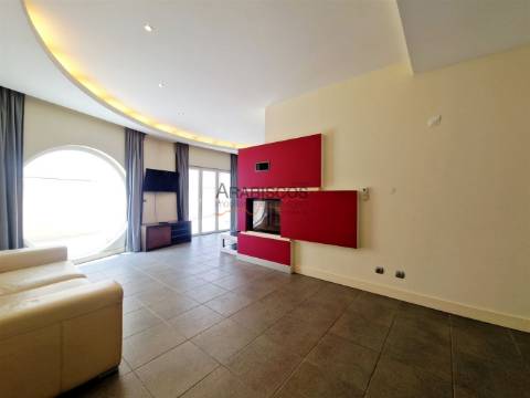 Moradia T6 - Potencial Até 6 Apartamentos - Garagem - Terraços - Bemposta - Portimão - Algarve