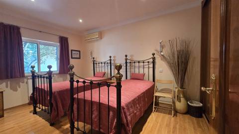 Moradia Isolada T5 - Piscina Aquecida - Jardim - Garagem - Anexo T2 -Urbanização St. António - Alvor