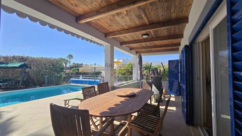 Moradia Isolada T5 - Piscina Aquecida - Jardim - Garagem - Anexo T2 -Urbanização St. António - Alvor