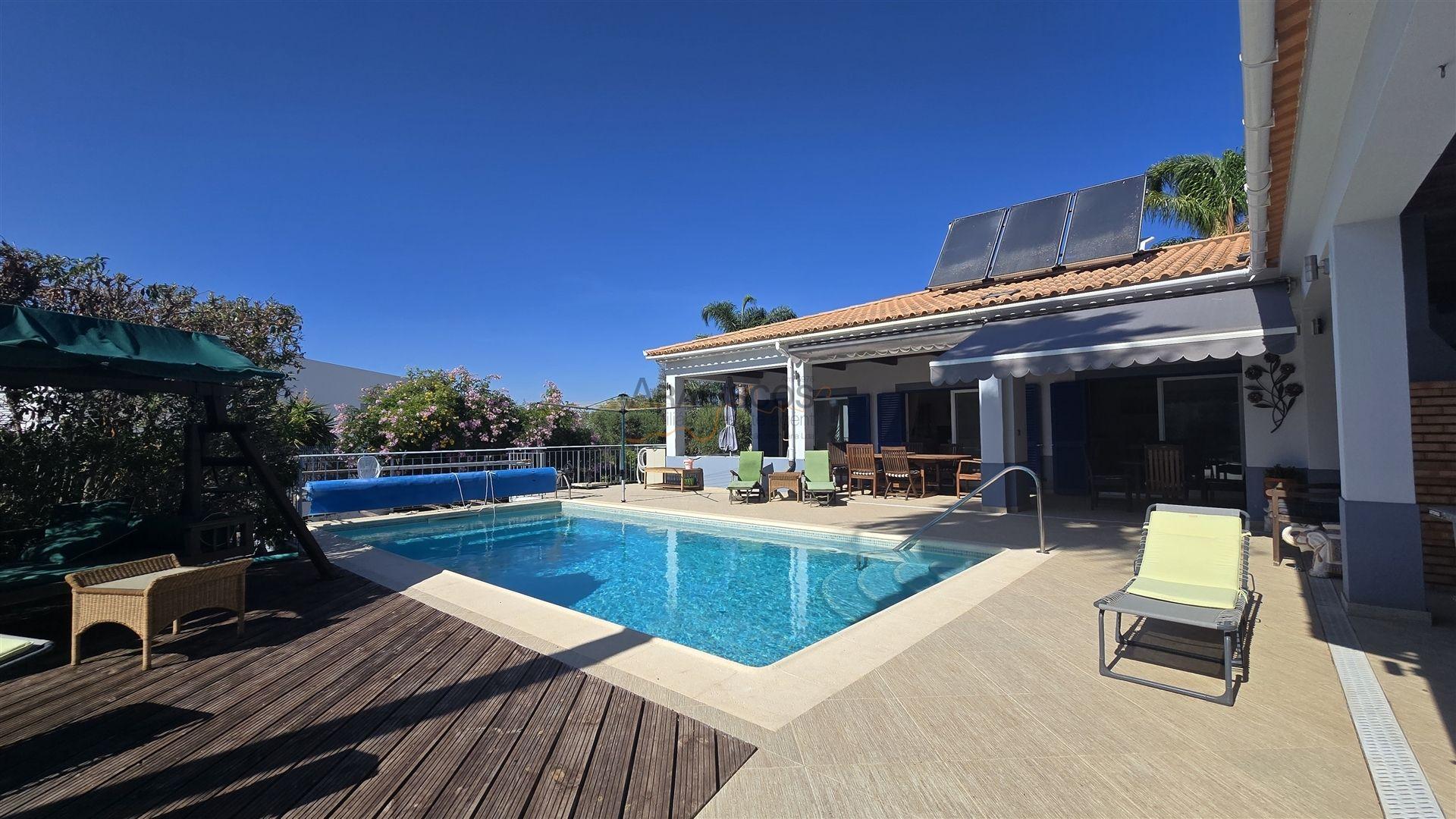 Moradia Isolada T5 - Piscina Aquecida - Jardim - Garagem - Anexo T2 -Urbanização St. António - Alvor
